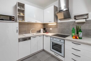 Fridge, microwave, oven, stovetop - Apartment Lana with mountain and sea view (Baška)