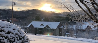 Private Studio Apartment with Easy Walk to WCU