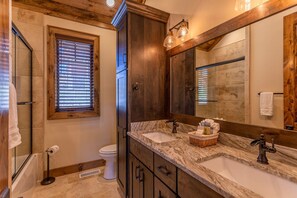 Combined shower/bathtub, towels