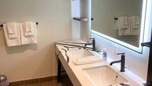 A bathroom with a white vanity, two sinks, a large mirror, and a towel rack. - 3E-Spacious close to PITT/CMU/Carlow, Sleeps 4 (Pittsburgh)