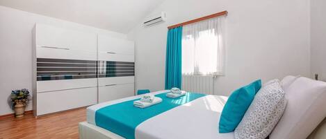 Une chambre moderne avec un lit, une armoire et une fenêtre avec des rideaux.