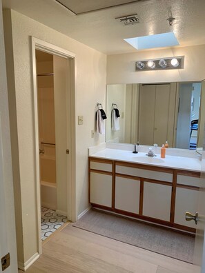 Duschwanne, Haartrockner, Handtücher, Toilettenpapier