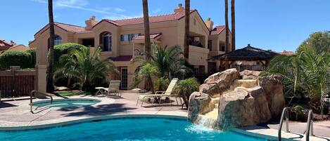 Una piscina al aire libre, una piscina climatizada