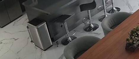 Microondas, cafetera y tetera y utensilios de cocina