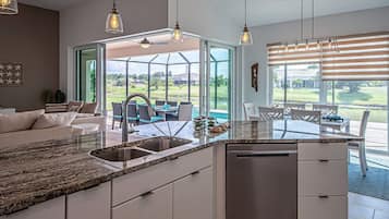 Casa (Pelican Shores) | Cocina privada | Refrigerador, microondas, lavavajillas y cafetera y tetera