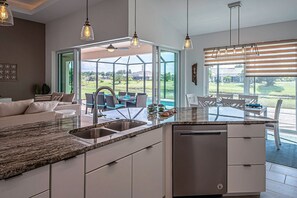 獨棟房屋 (Pelican Shores) | 私人廚房 | 電冰箱、微波爐、洗碗機、咖啡機/沖茶器