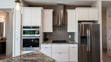 House (Pelican Shores) | Private kitchen | Fridge, microwave, dishwasher, coffee/tea maker