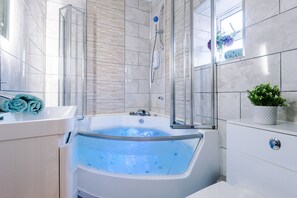 Executive-Apartment, Whirlpool (St Pauls Road F3) | Badezimmer