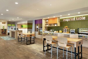 Café da manhã com buffet grátis todos os dias