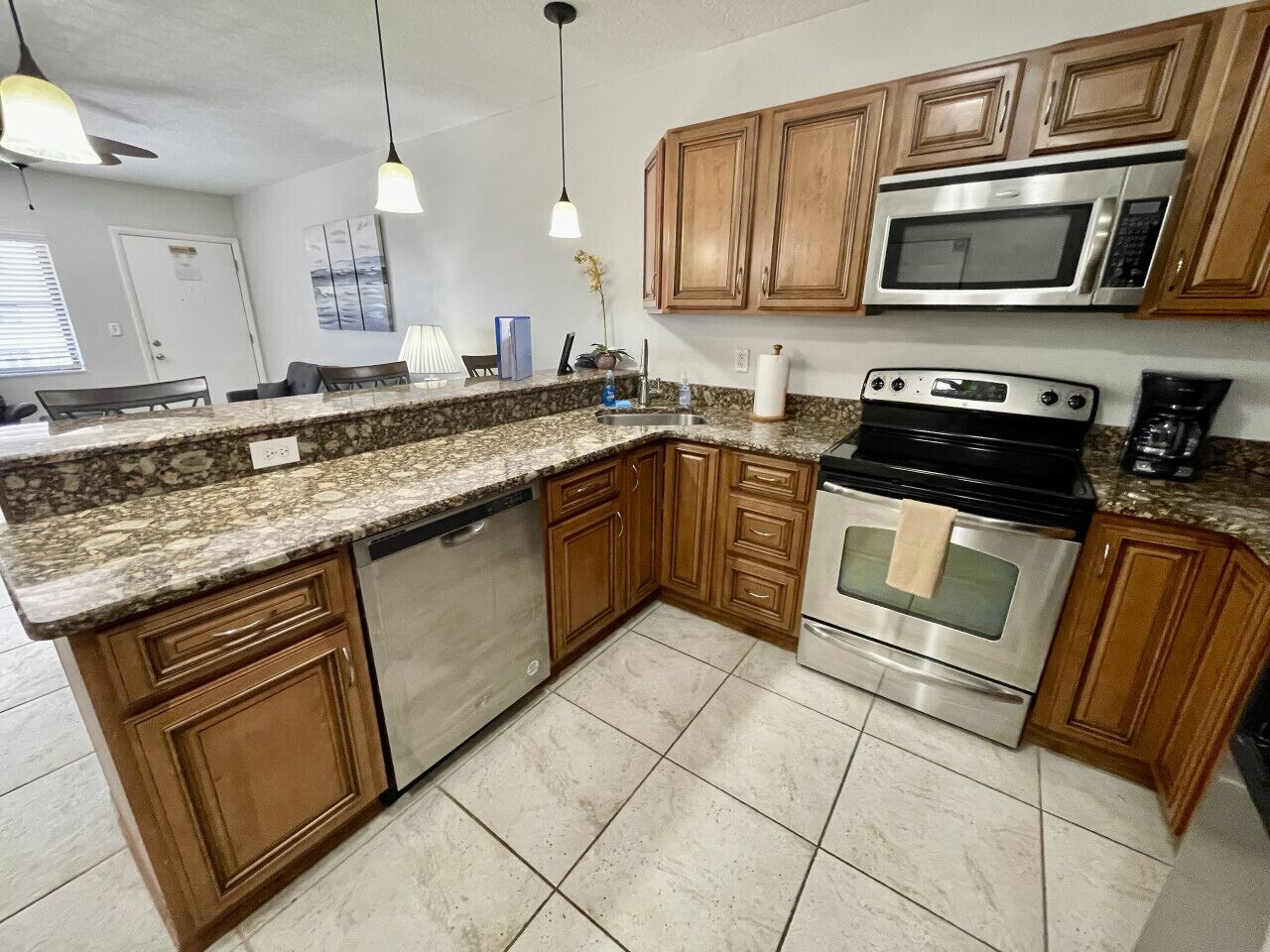 Jääkaappi, mikroaaltouuni, uuni, liesi