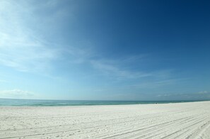 Na praia, espreguiçadeiras, toalhas de praia 