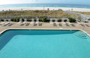 Een buitenzwembad, een verwarmd zwembad