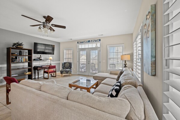 TV connectée, lecteur de DVD, table de tennis de table