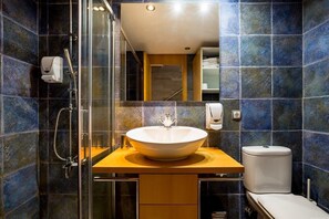 Douche, sèche-cheveux, serviettes fournies, savon