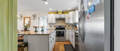 Jääkaappi, mikroaaltouuni, uuni, liesi