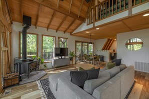 Een flatscreentelevisie en een open haard