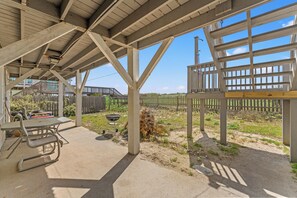 Outdoor dining - Covington Cottage, Oceanfront Cherry Grove Home (North Myrtle Beach)