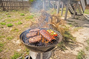 Outdoor dining - Covington Cottage, Oceanfront Cherry Grove Home (North Myrtle Beach)