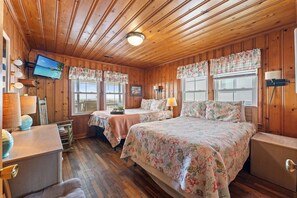 5 bedrooms, free WiFi - Covington Cottage, Oceanfront Cherry Grove Home (North Myrtle Beach)