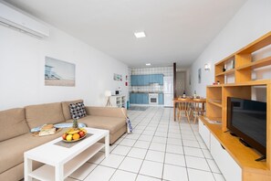 TV, books - Jardines Apartment 1 (Puerto del Carmen)
