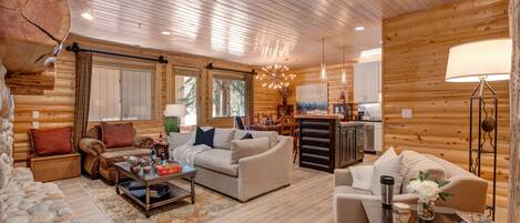 Una televisión, una chimenea, un reproductor estéreo