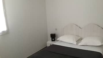 1 habitación, tabla de planchar con plancha, wifi gratis y ropa de cama