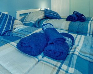2 bedrooms, desk, iron/ironing board, WiFi