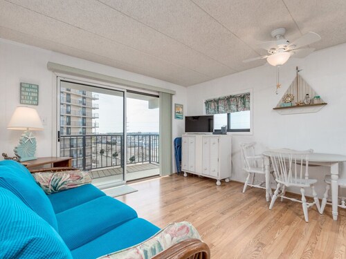 Relaxing balcony with great views of both the ocean and the bay