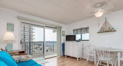 Relaxing balcony with great views of both the ocean and the bay