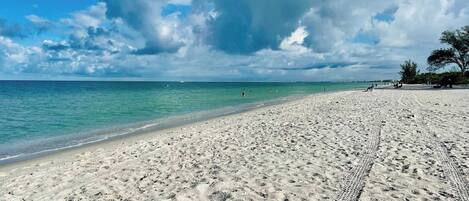 Beach nearby, sun loungers, beach towels