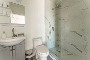 Shower, towels - Cottage 18: Lower-Level Beachfront Unit in 4-Plex (Wainfleet)