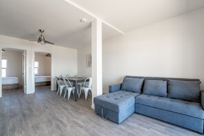 Interior - Cottage 18: Lower-Level Beachfront Unit in 4-Plex (Wainfleet)