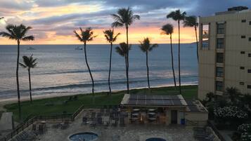 Een buitenzwembad, een verwarmd zwembad