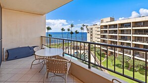 Un balcon avec vue sur l’océan, une piscine et un immeuble doté de nombreux balcons.