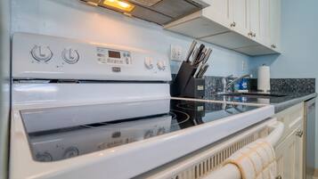 Een koelkast, een magnetron, een oven, een kookplaat