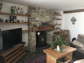Smart TV, DVD player - Cosy 2 bed cottage in the heart of Castleton at the bottom of Cavedale walk and Peveril Castle. (Hope Valley)