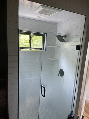 Dusche, Haartrockner, Handtücher, Toilettenpapier