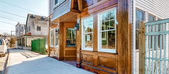 Cozy & Clean Second-Story Suite w/ Kitchenette & Free WiFi - Walk to the Harbor