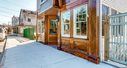 Cozy & Clean Second-Story Suite w/ Kitchenette & Free WiFi - Walk to the Harbor