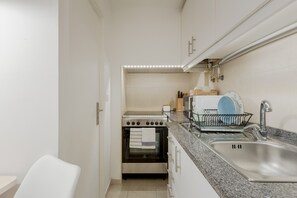 Køleskab, mikrobølgeovn, ovn, kaffe-/temaskine