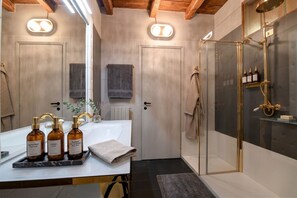 Douche, articles de toilette gratuits, sèche-cheveux