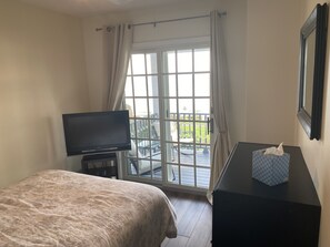 3 soverom, skrivebord, strykejern/-brett og reiseseng for barn