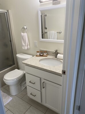Une salle de bain moderne équipée de toilettes, d’un lavabo et d’une douche.