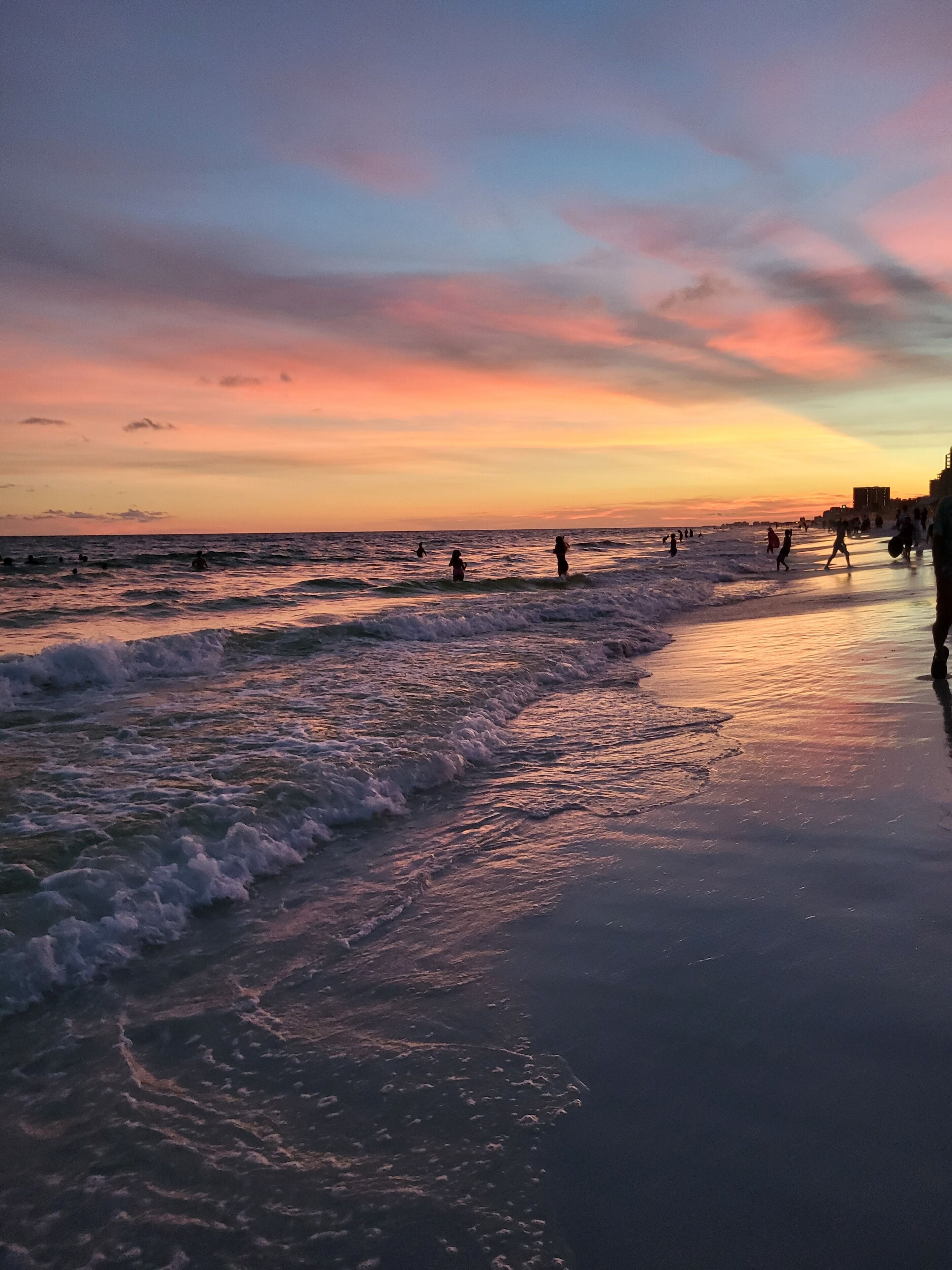 Una playa cerca, sillas reclinables de playa, toallas de playa