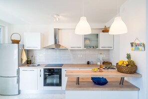 Căn hộ (Two Bedroom Apartment with Terrace) | Bếp riêng | Tủ lạnh, bếp nấu, máy rửa bát, ấm điện 