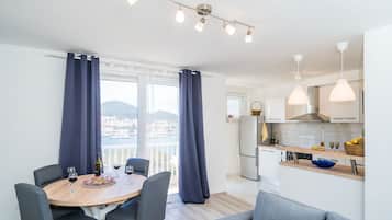 Apartamento (Two Bedroom Apartment with Terrace) | Sala de estar | TV de tela plana