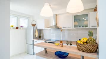 Apartamento (Two Bedroom Apartment with Terrace) | Cozinha privada | Geladeira, cooktop, lava-louças, chaleira elétrica