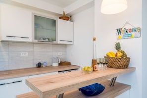 Appartement (Two Bedroom Apartment with Terrace) | Cuisine privée | Réfrigérateur, surface de cuisson, lave-vaisselle, bouilloire électrique