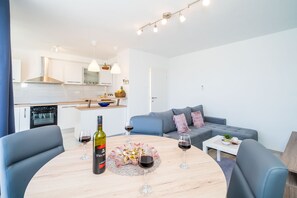 Apartamento (Two Bedroom Apartment with Terrace) | Sala de estar | Una televisión de pantalla plana