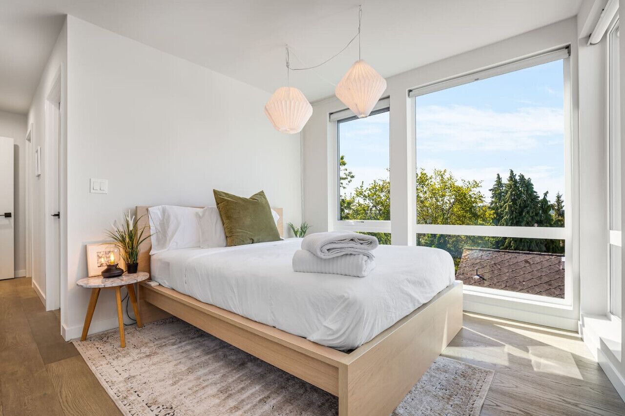 3 slaapkamers, een bureau, een strijkplank/strijkijzer, reisbedje